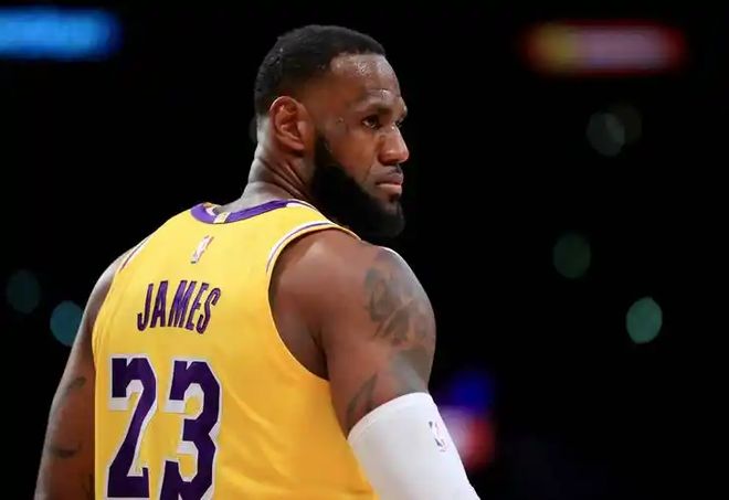 半岛体育课程-勒布朗詹姆斯再度高效得分,成为焦点人物