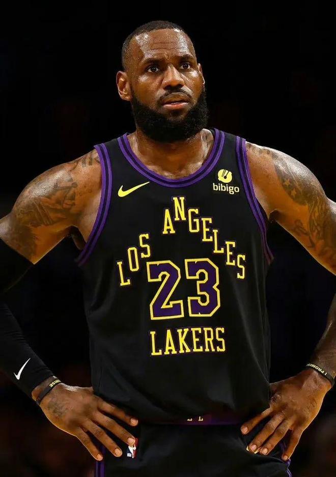 勒布朗詹姆斯再度高效得分,成为焦点人物 勒布朗詹姆斯再度高效得分,成为焦点人物