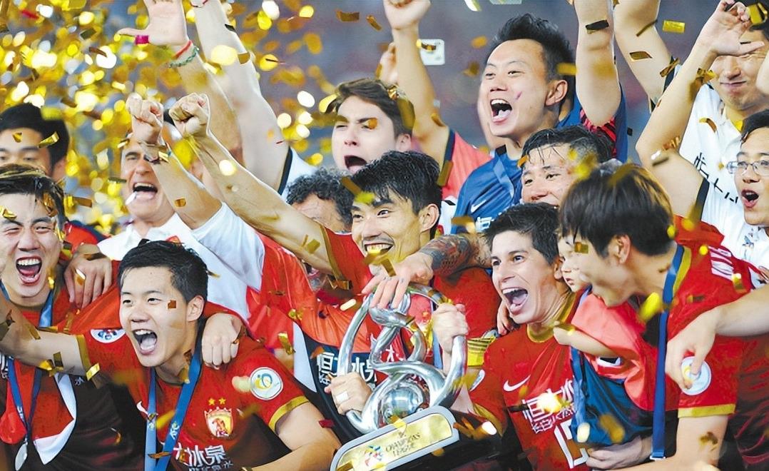 半岛体育直播-足球联赛冠军的争夺愈加激烈,球迷热情高涨的简单介绍