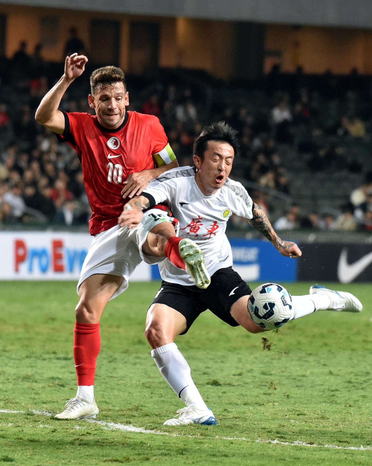 足球联赛冠军的争夺愈加激烈,球迷热情高涨的简单介绍 足球联赛冠军的争夺愈加激烈,球迷热情高涨的简单介绍