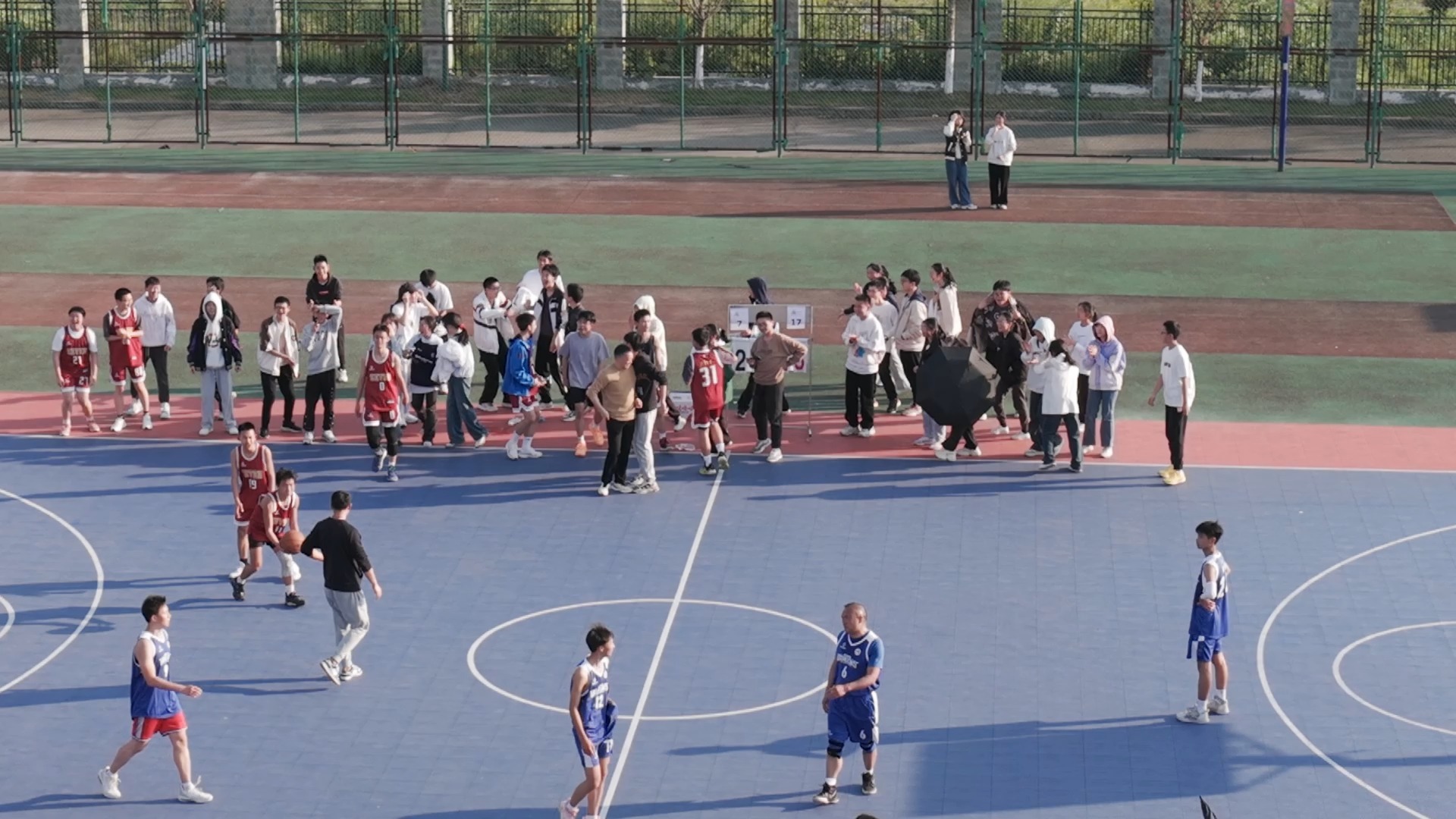 关于球赛战况激烈搏杀,场面扣人心弦的信息 关于球赛战况激烈搏杀,场面扣人心弦的信息