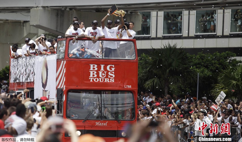 半岛体育直播-关于皇家马德里神勇夺冠,球迷热情欢呼赞誉的信息