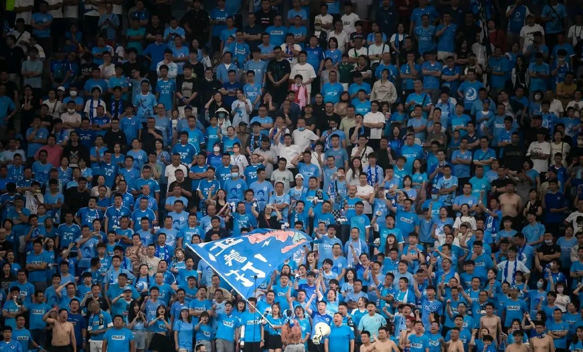 精彩比赛,球员们在场上表现出色引发观众热议 精彩比赛,球员们在场上表现出色引发观众热议