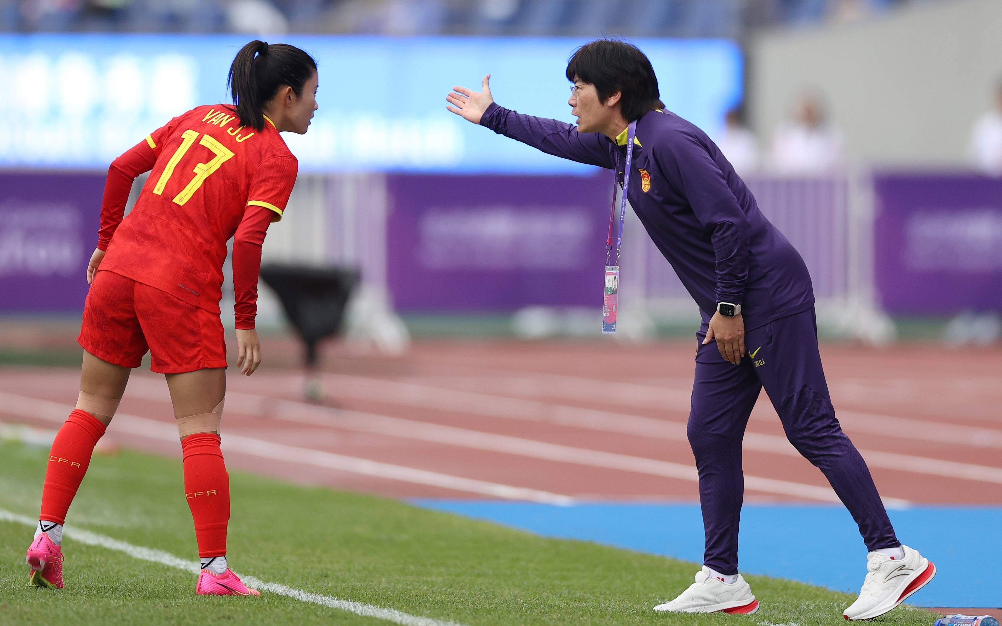 中国女足队员在亚洲比赛中展现实力