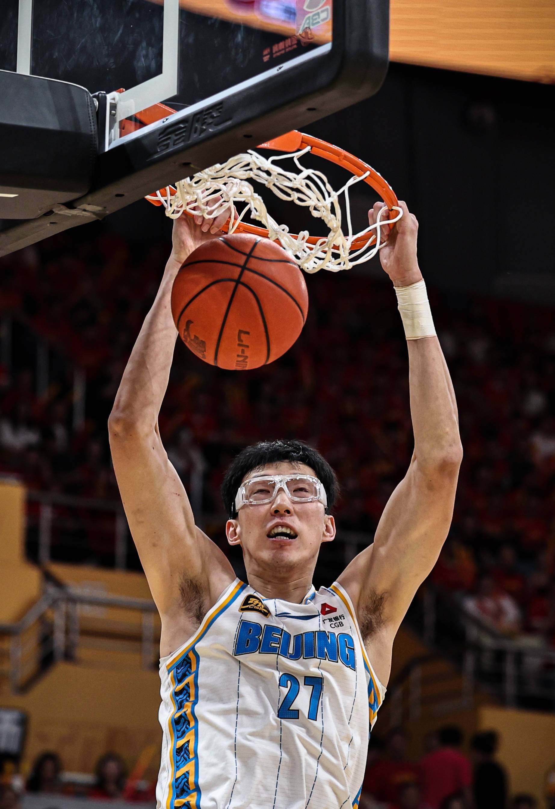 篮球巨星在比赛中凭借高超技术翻盘取胜 篮球巨星在比赛中凭借高超技术翻盘取胜