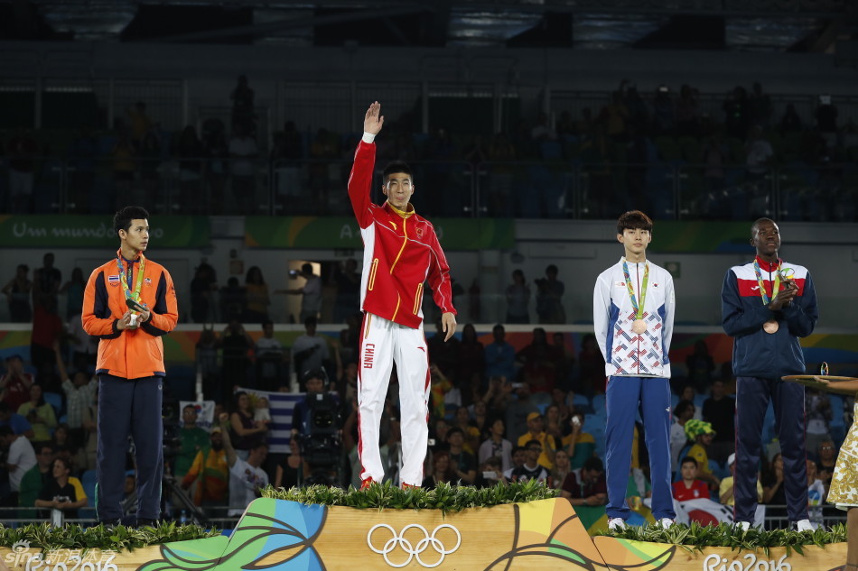 半岛体育平台-德国自行车队队员力压群雄,登上冠军领奖台的简单介绍