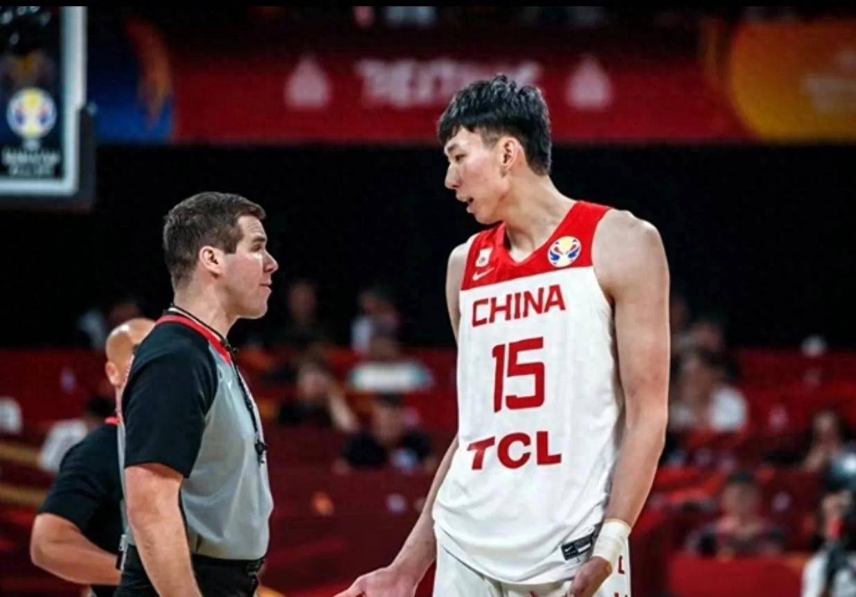 包含周琦一人遭遇五人夹防出色表现引众人惊叹的词条