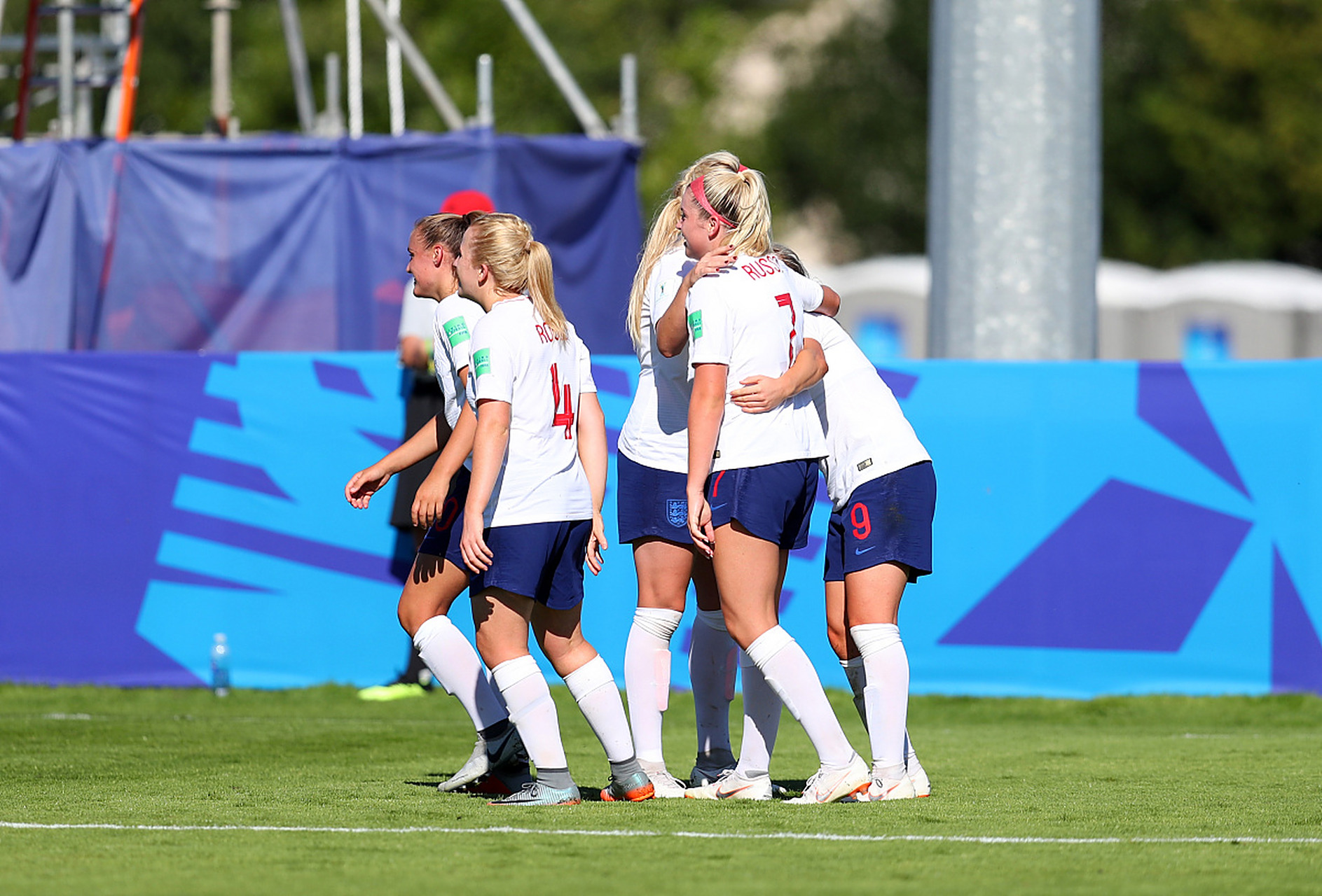 半岛体育活动-足球比赛胜利之夜:女足掀起一波又一波热潮的简单介绍