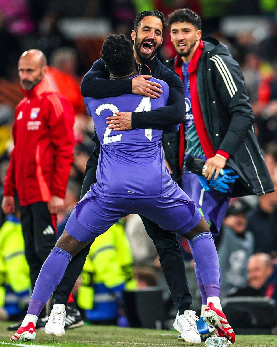 关于曼联遭遇惨败,欧冠之路艰难,球队抢分冲冠的信息