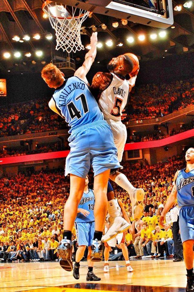 半岛体育新闻-步行者中锋基里连科受伤