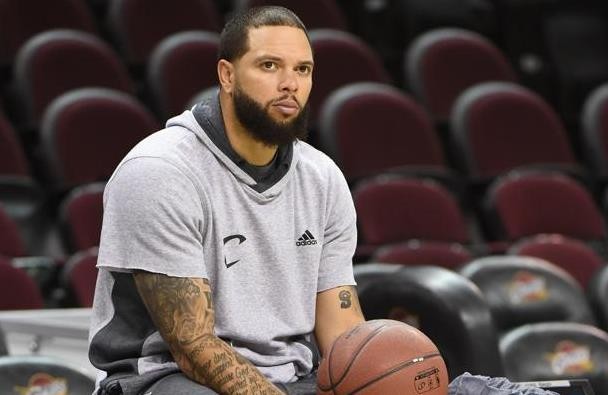 步行者中锋基里连科受伤