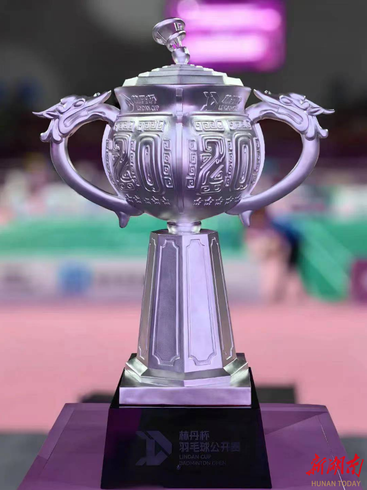 半岛体育官网app-游泳赛事角逐激烈，深圳队勇夺奖杯的简单介绍