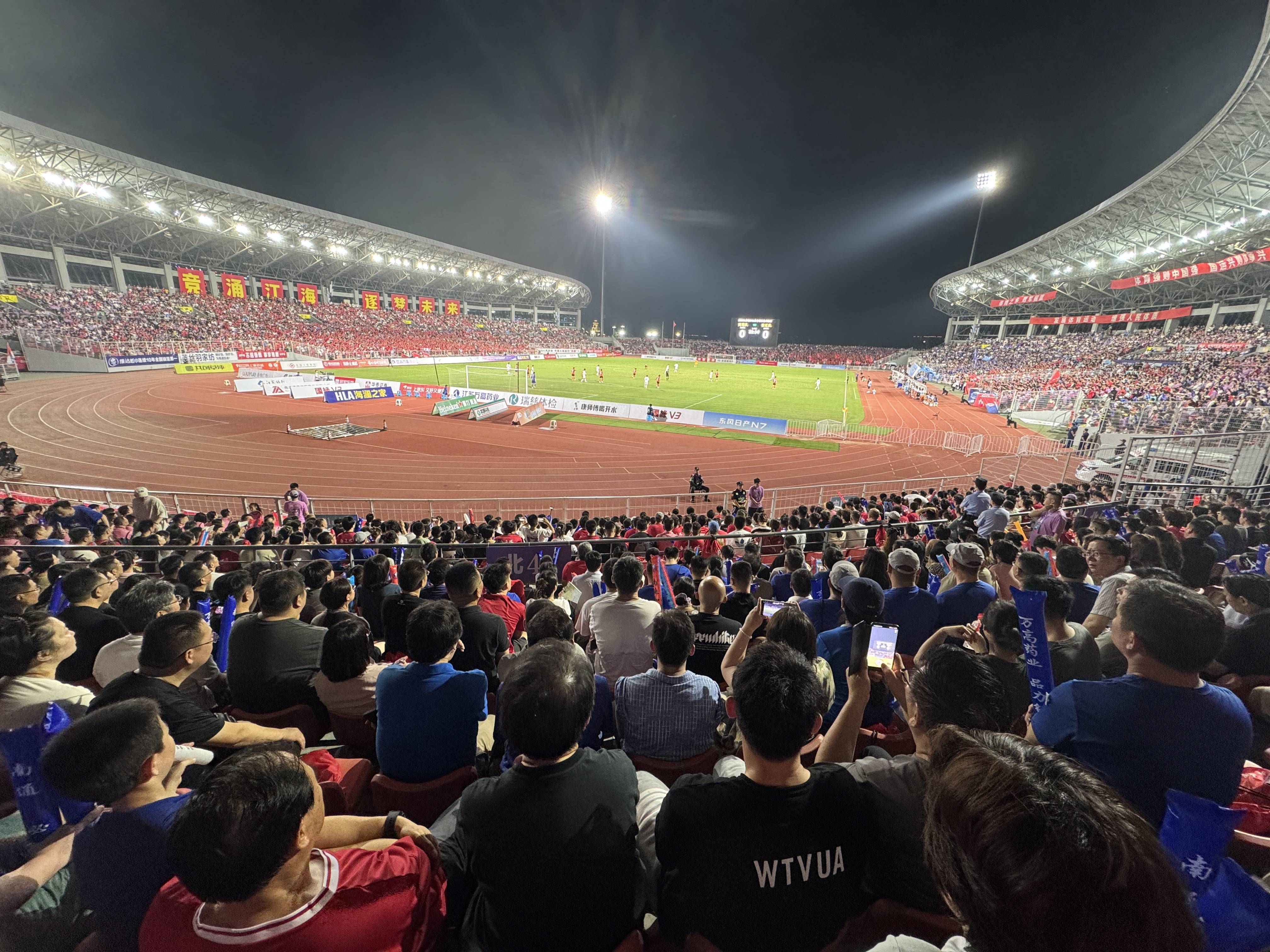 半岛体育官方-关于中国足球锦标赛中球队士气高涨的信息