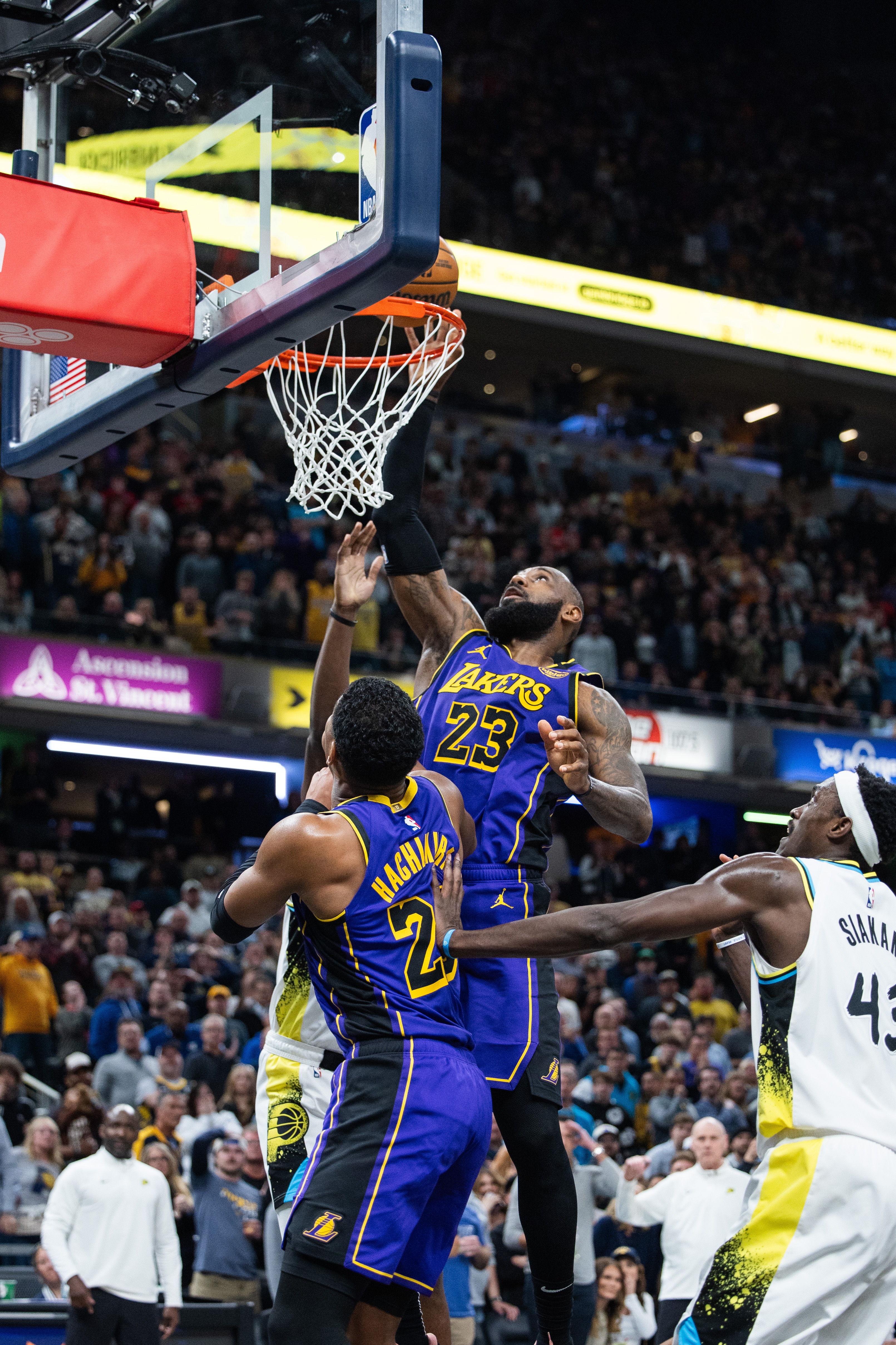 半岛体育教练-精彩绝伦！篮球巅峰对决震撼来袭