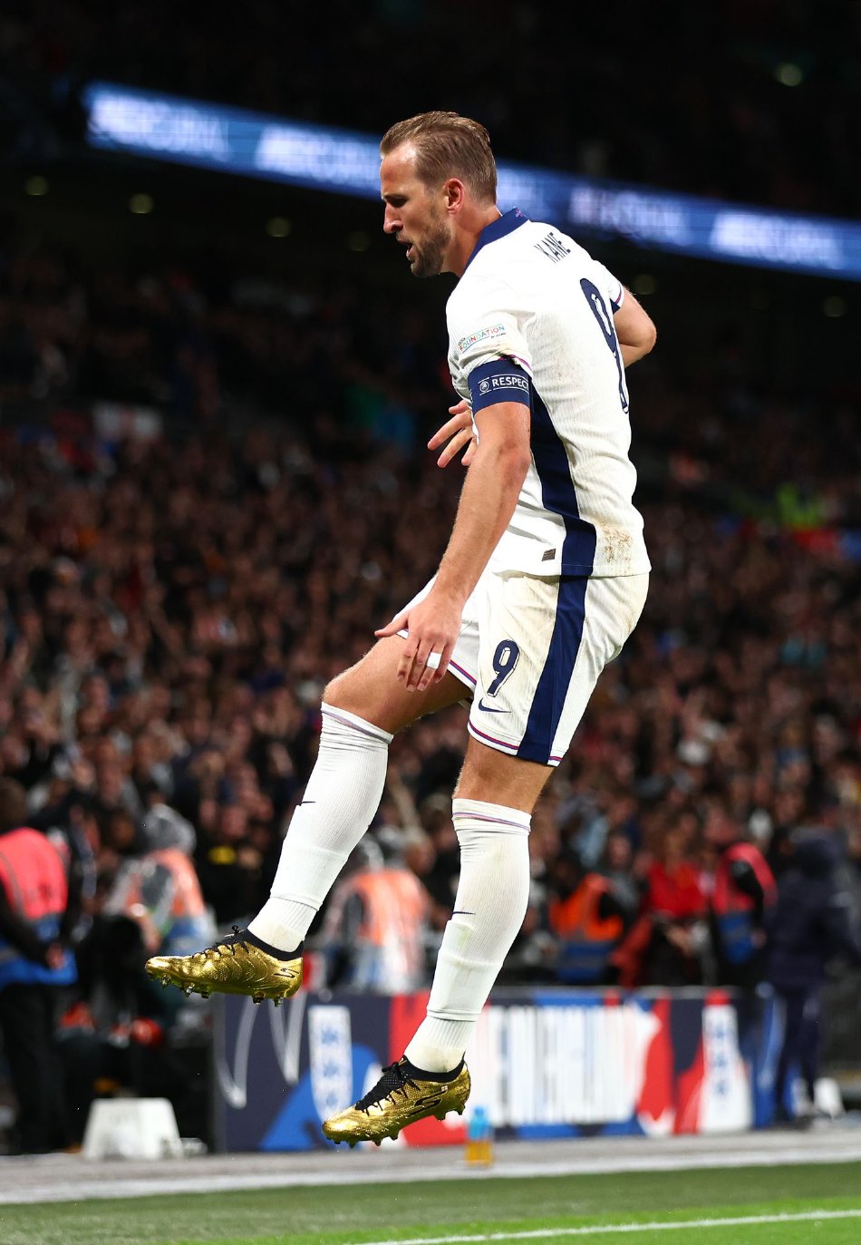 半岛体育在线登录-英格兰队轻松取胜，凯恩梅开二度破门