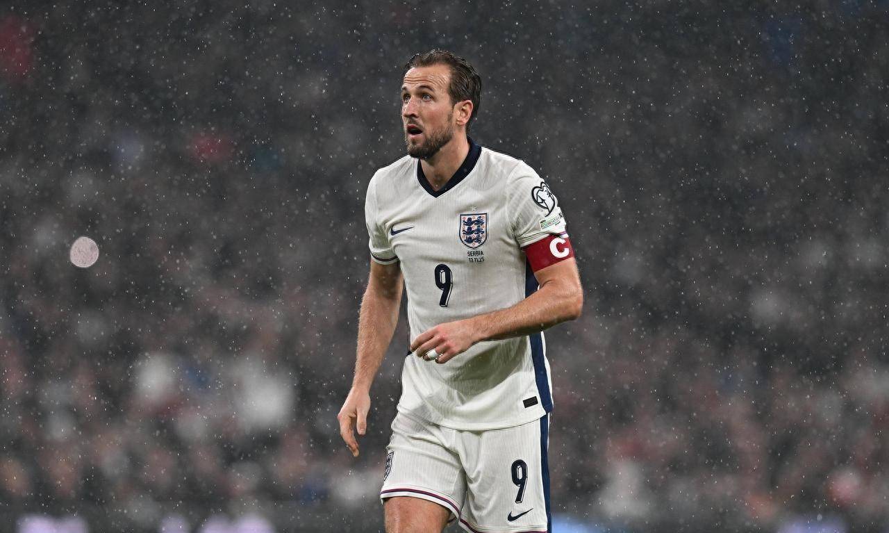 英格兰队轻松取胜，凯恩梅开二度破门