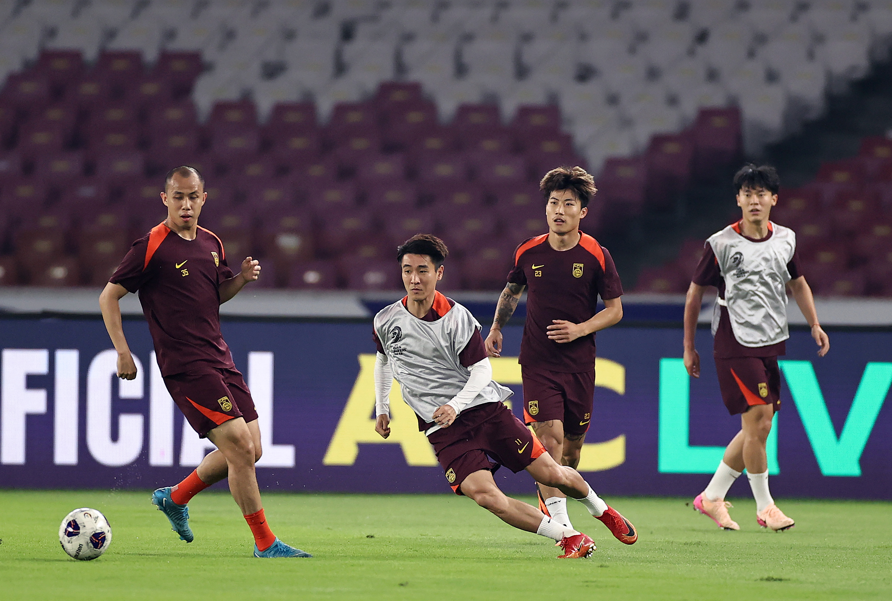 半岛体育官方-中国足球队在比赛中表现出色，晋级半决赛